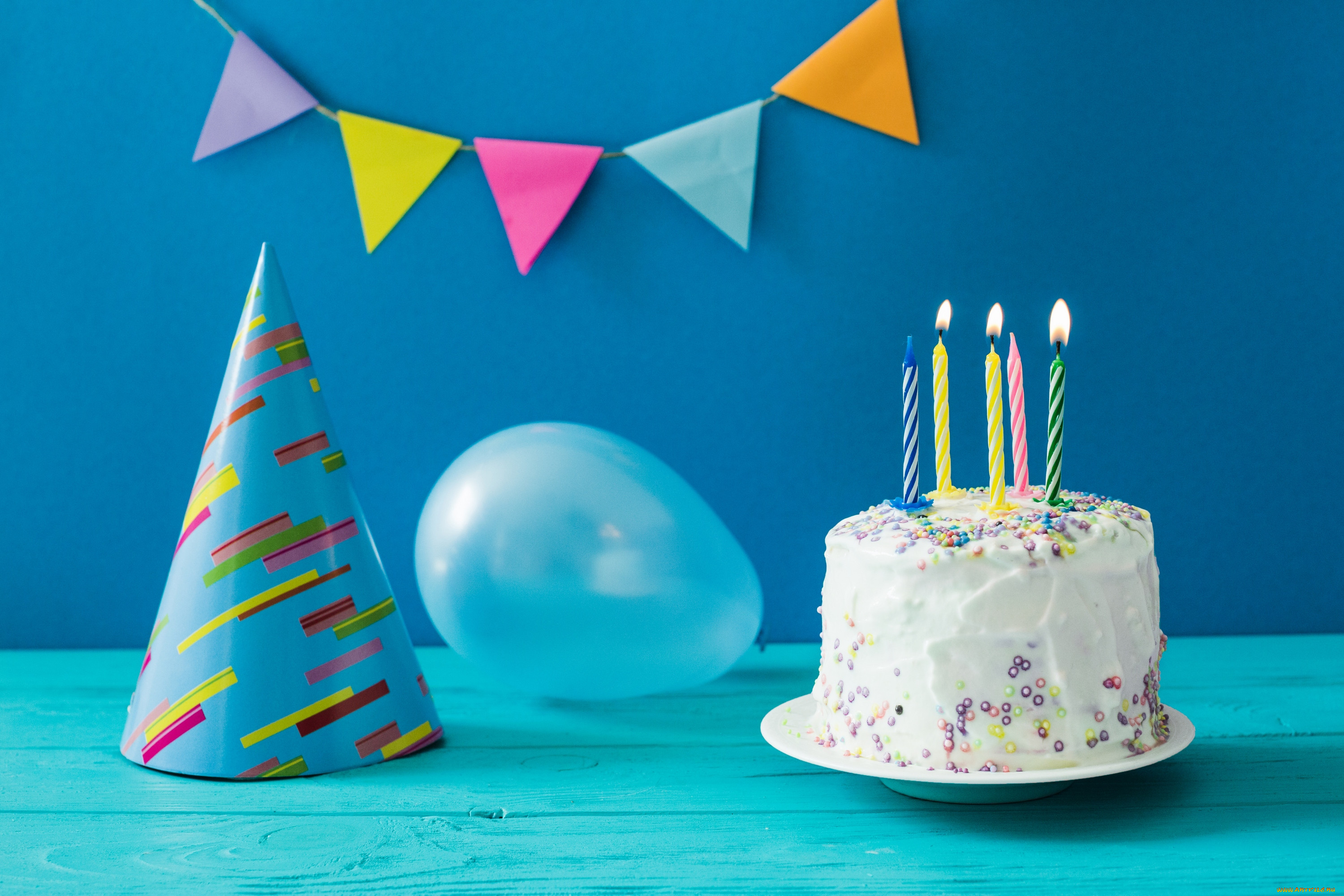С днем рождения с тортом и шарами. Праздничный торт. Торт со свечками. Шары на торте. Праздничный торт на день рождения.